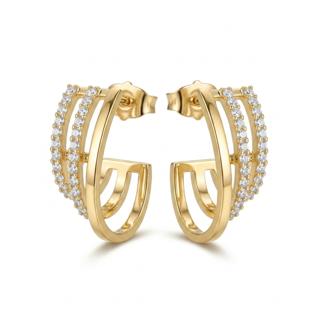Pendientes de medio aro de acero chapados en oro de 18k con diseño de triple banda, alternando un carril liso y dos hileras con pavé de circonitas brillantes, hechos en España.