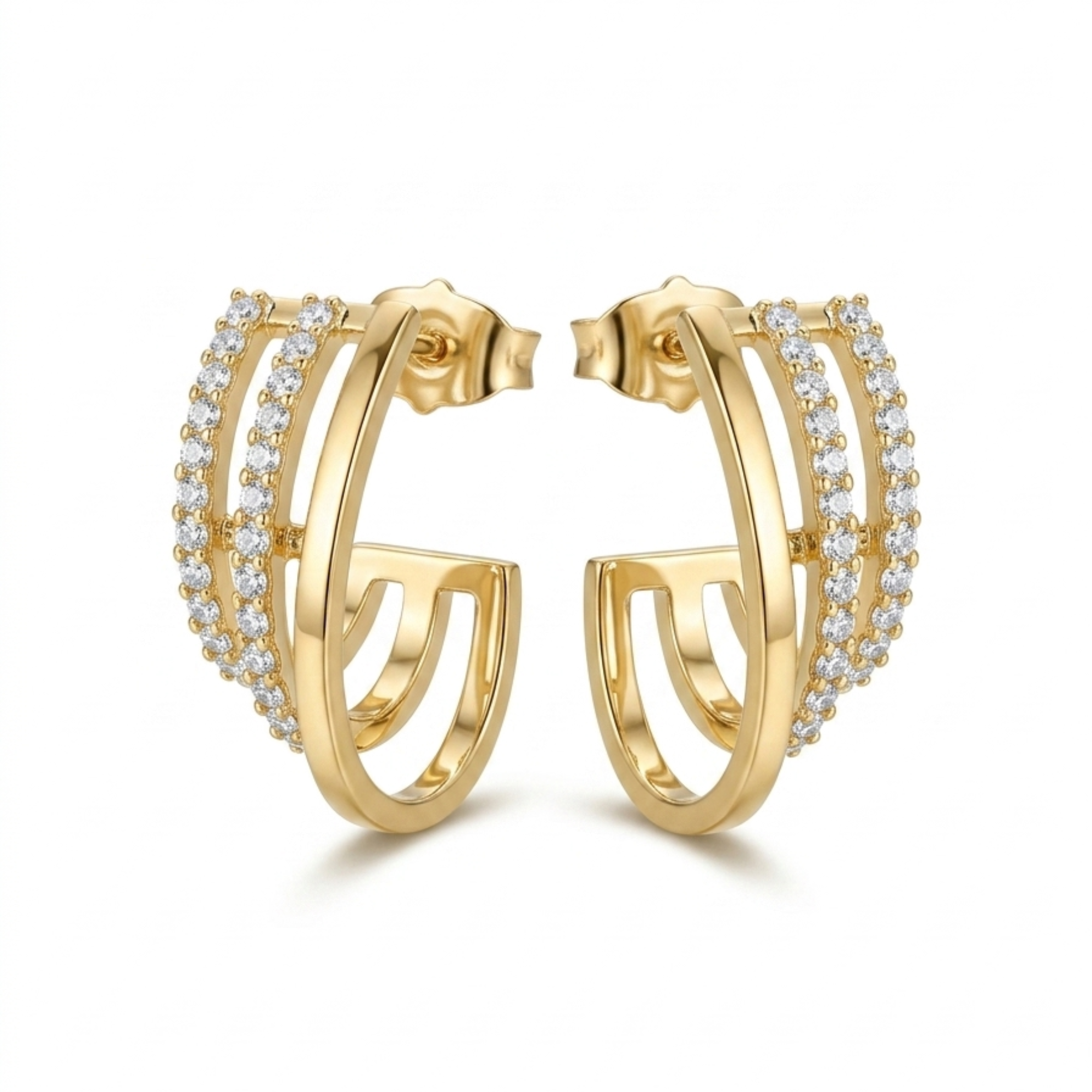 Pendientes de medio aro de acero chapados en oro de 18k con diseño de triple banda, alternando un carril liso y dos hileras con pavé de circonitas brillantes, hechos en España.