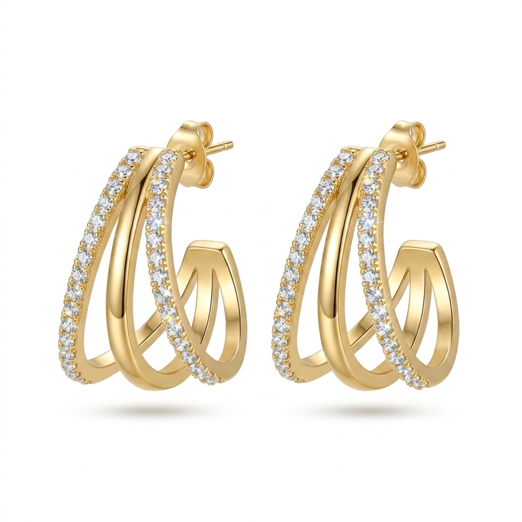 Pendientes de triple aro bañados en oro de 18K con circonitas incrustadas, estilo moderno fabricado en España.