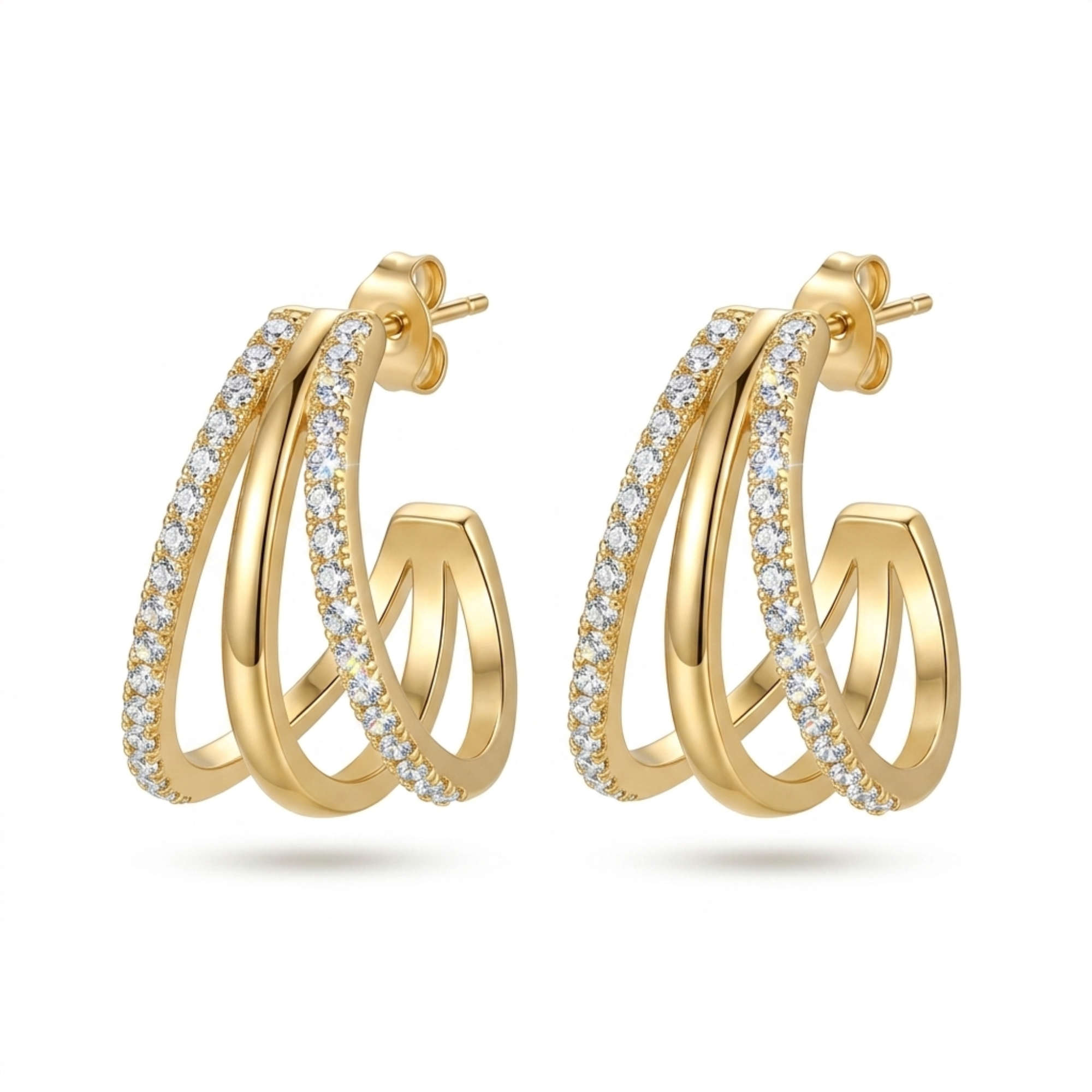 Pendientes de triple aro bañados en oro de 18K con circonitas incrustadas, estilo moderno fabricado en España.