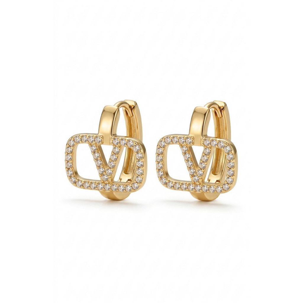 Pendientes de aro abierto dorados de triple banda trenzada con circonitas brillantes engastadas[cite: 10], con laminado en oro premium 18K PVD hecho en España.