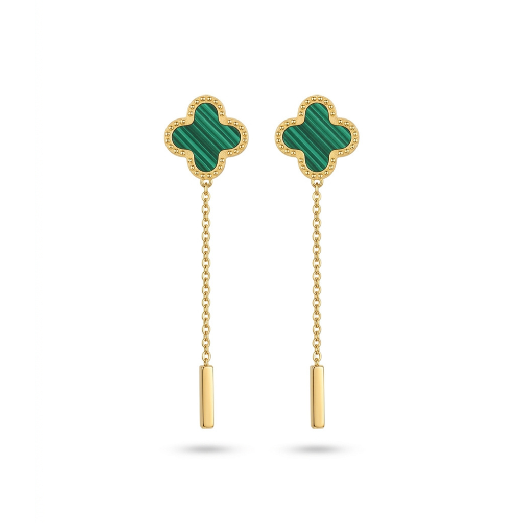 Pendientes largos en acero bañado en oro de 18K PVD con dije de trébol verde efecto malaquita y cadena rematada en barra, hechos en Egipto