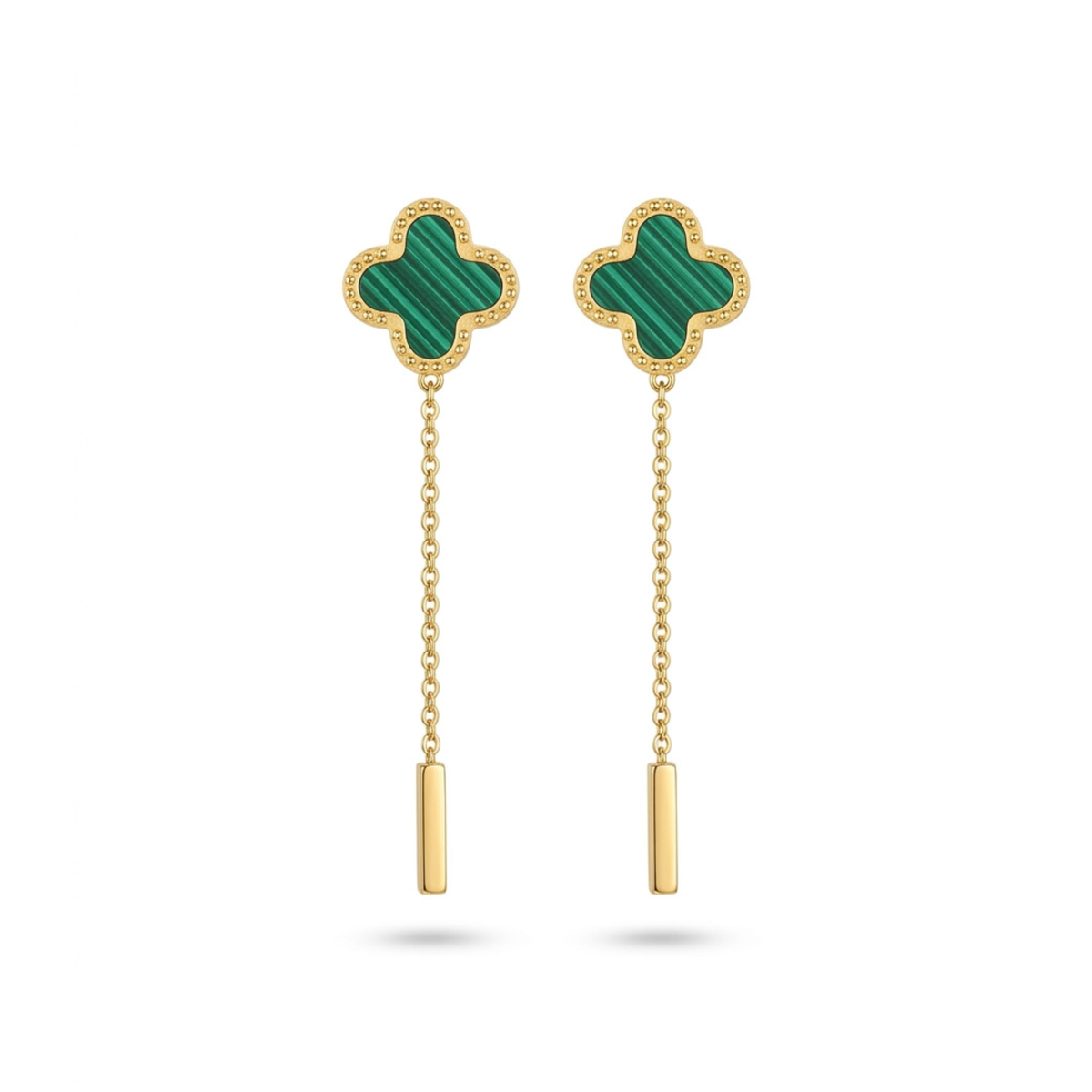 Pendientes largos en acero bañado en oro de 18K PVD con dije de trébol verde efecto malaquita y cadena rematada en barra, hechos en Egipto