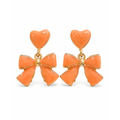 Pendientes colgantes con corazón y lazo en esmalte color melocotón de acero inoxidable con baño de oro de 18k PVD hechos en España.