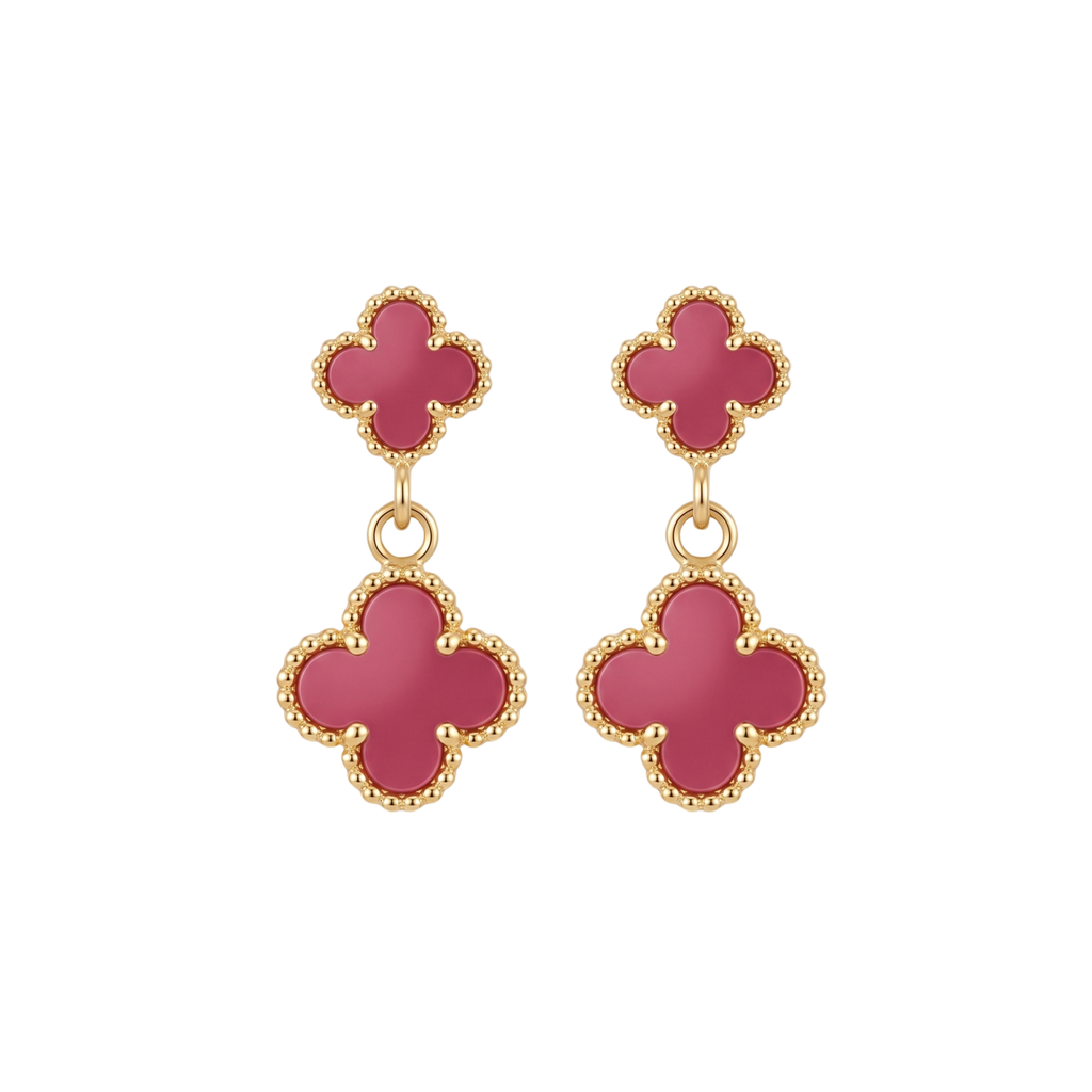 Pendientes colgantes con motivo de doble trébol en esmalte borgoña con borde dorado perlado de acero inoxidable con baño de oro de 18k PVD hechos en España.