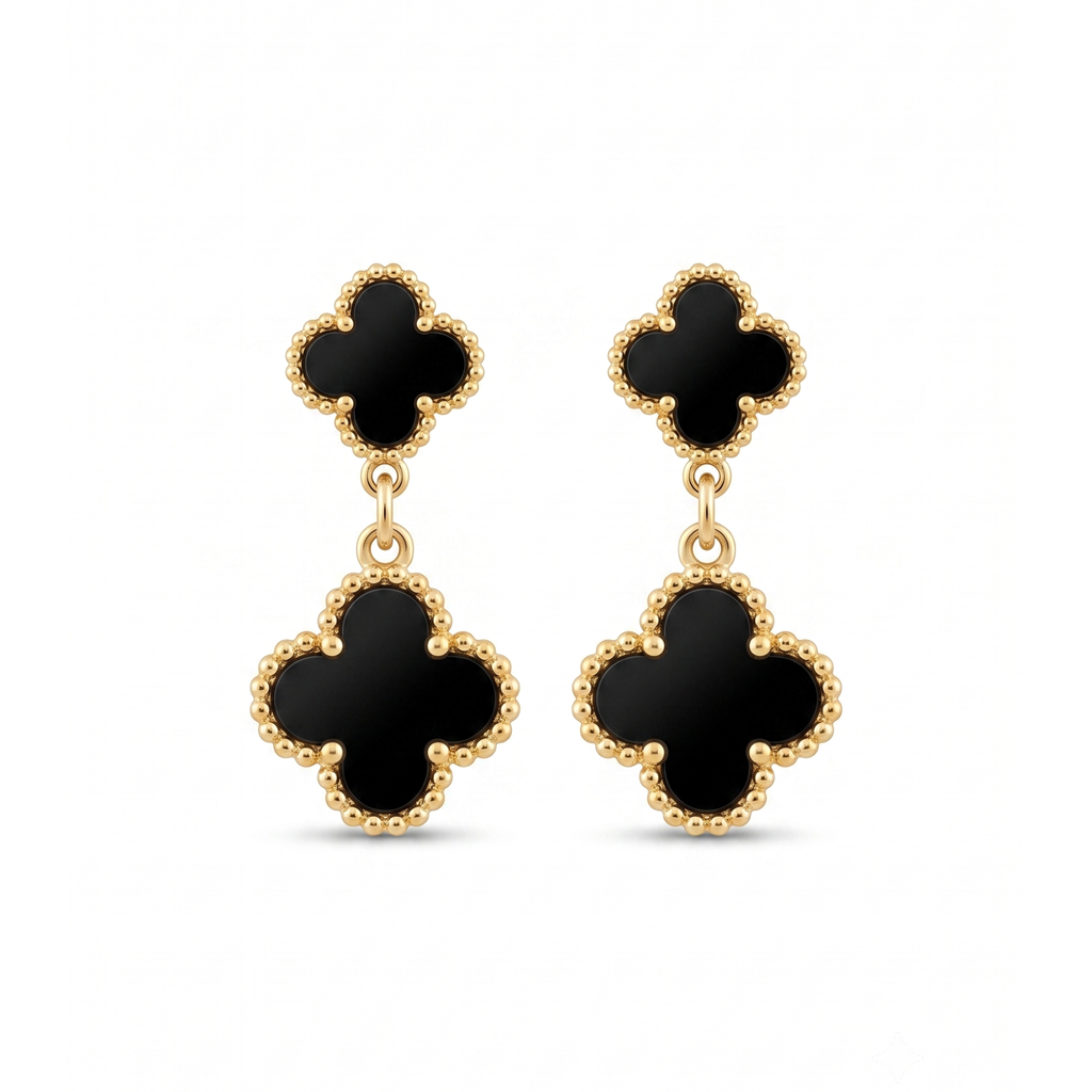 Pendientes colgantes con motivo de doble trébol negro y borde perlado dorado de acero inoxidable con baño de oro de 18k PVD hechos en España.