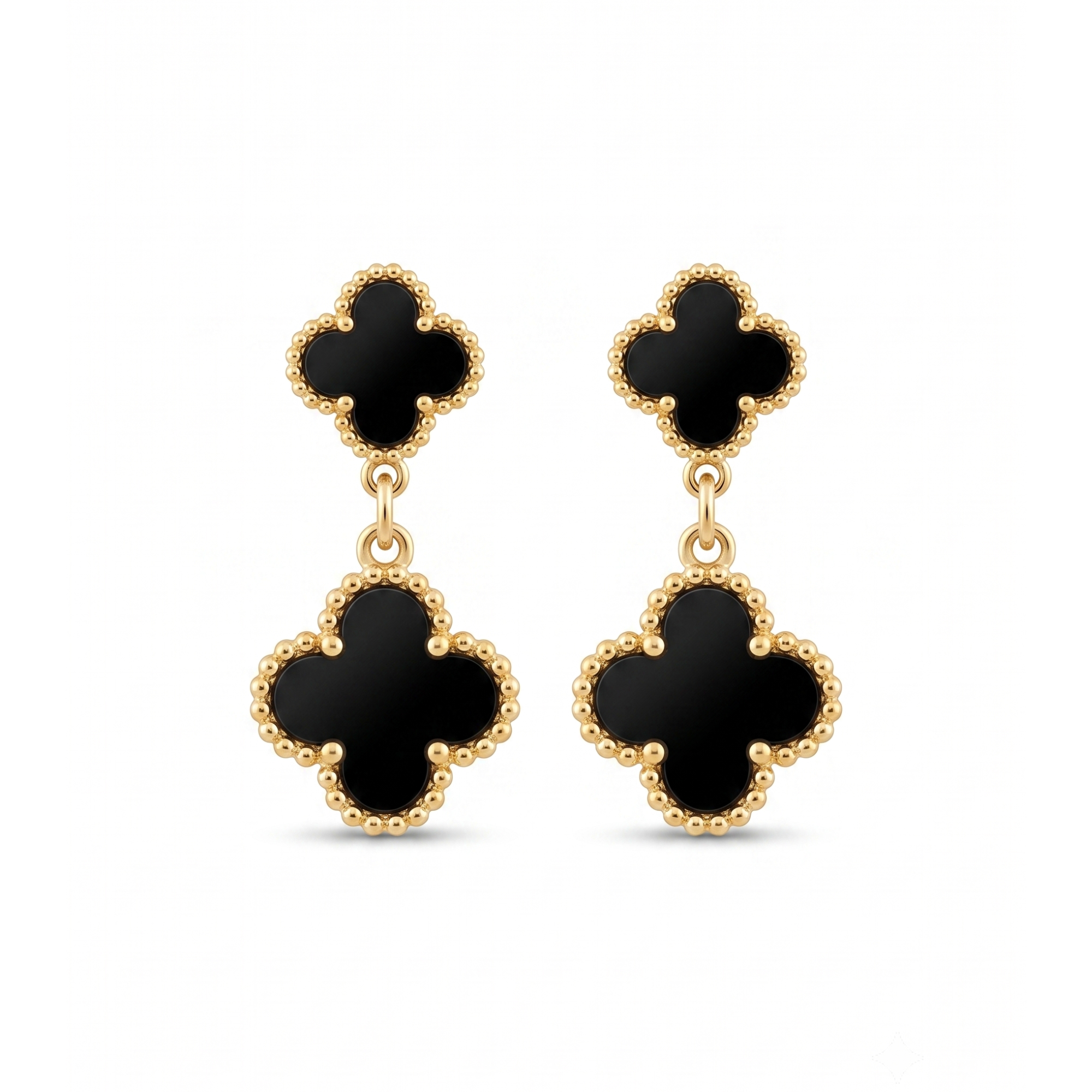Pendientes colgantes con motivo de doble trébol negro y borde perlado dorado de acero inoxidable con baño de oro de 18k PVD hechos en España.