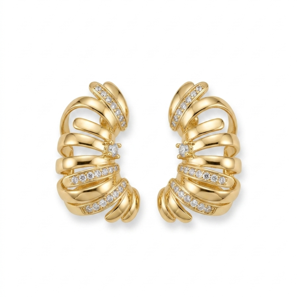 Pendientes envolventes con diseño calado de bandas curvas en acero bañado en oro de 18K y detalles de circonitas, fabricados en España.