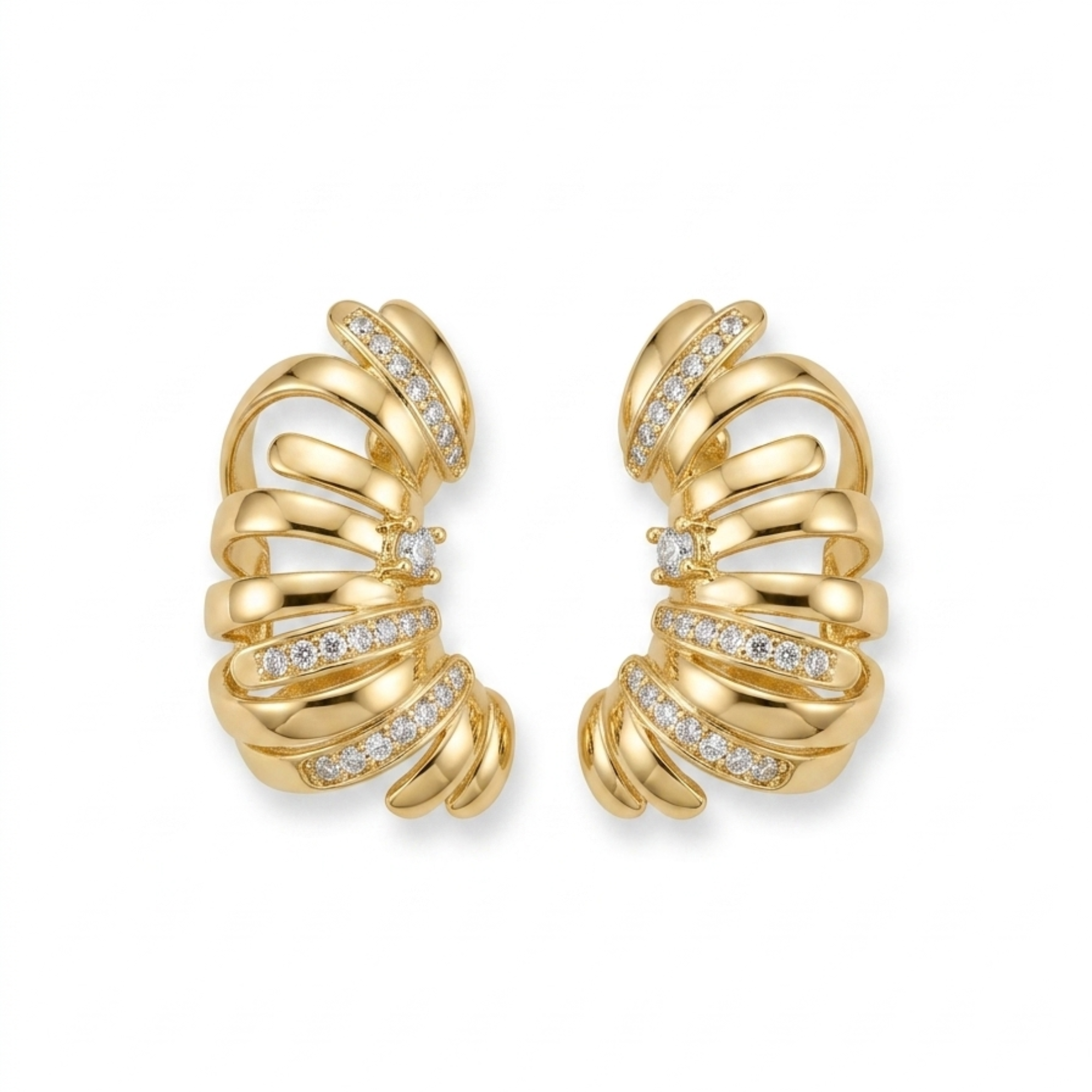 Pendientes envolventes con diseño calado de bandas curvas en acero bañado en oro de 18K y detalles de circonitas, fabricados en España.