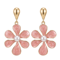 Pendientes colgantes en forma de flor de esmalte rosa y perla central de acero inoxidable con baño de oro de 18k PVD hechos en Bélgica.