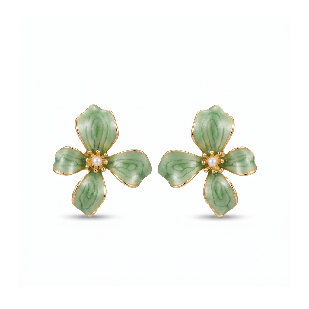 Pendientes de botón en forma de flor verde salvia en esmalte con perla central de acero inoxidable con baño de oro de 18k PVD hechos en España.