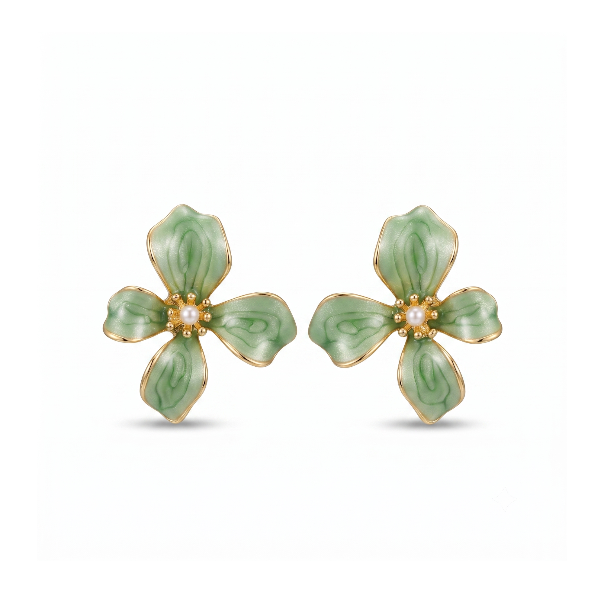 Pendientes de botón en forma de flor verde salvia en esmalte con perla central de acero inoxidable con baño de oro de 18k PVD hechos en España.