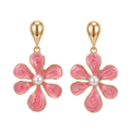 Pendientes colgantes en forma de flor con esmalte rosa y perla central de acero inoxidable con baño de oro de 18k PVD hechos en España.