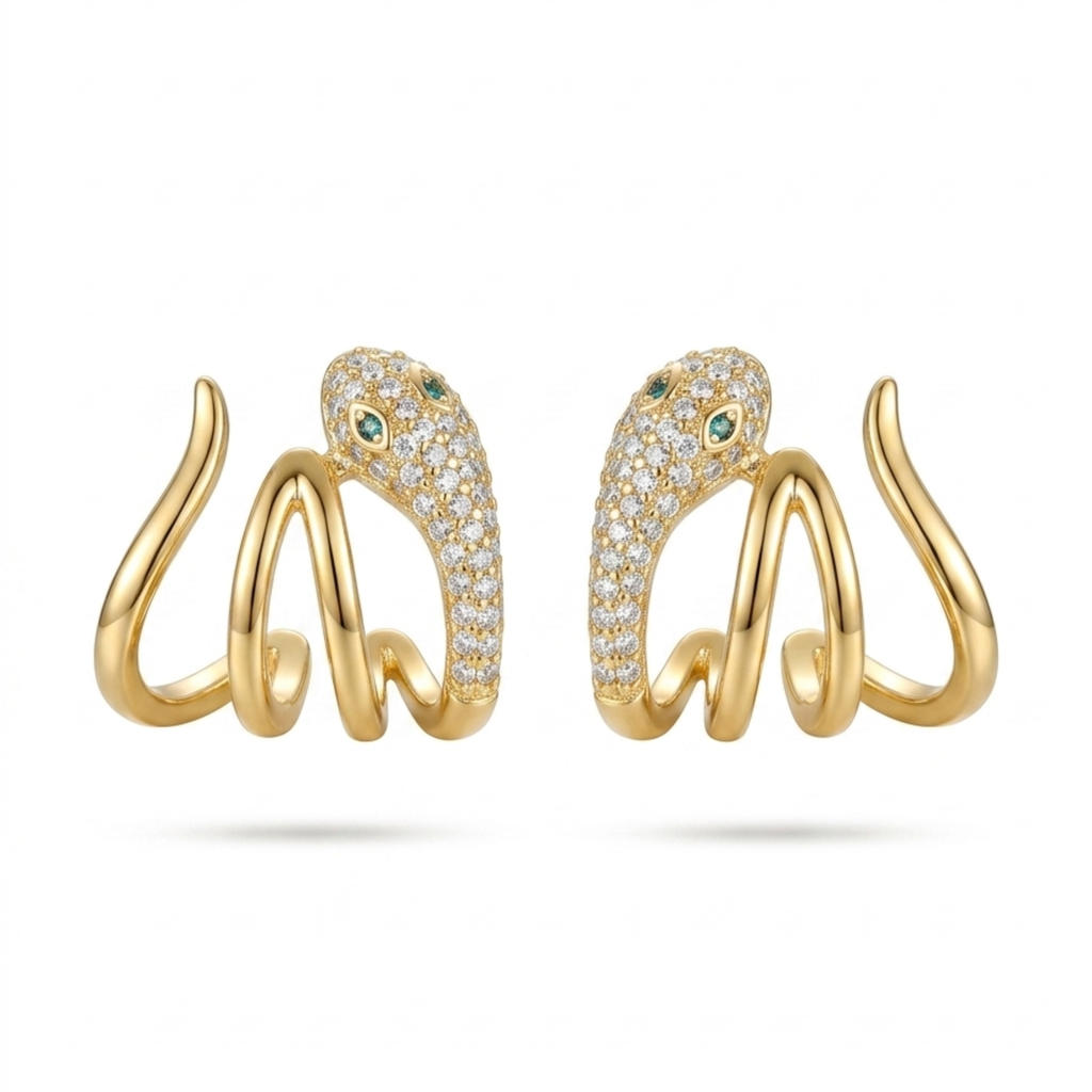 Vista frontal de pendientes de acero tipo medio aro con diseño simétrico de serpiente en oro de 18k, cuerpo de ondas lisas y cabeza brillante con pavé de circonitas y ojos verdes, hechos en Bélgica.