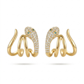 Vista frontal de pendientes de acero tipo medio aro con diseño simétrico de serpiente en oro de 18k, cuerpo de ondas lisas y cabeza brillante con pavé de circonitas y ojos verdes, hechos en Bélgica.