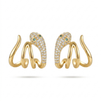 Vista frontal de pendientes de acero tipo medio aro con diseño simétrico de serpiente en oro de 18k, cuerpo de ondas lisas y cabeza brillante con pavé de circonitas y ojos verdes, hechos en Bélgica.