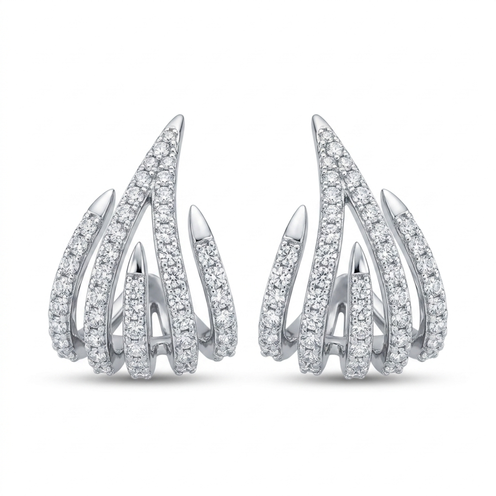 Pareja de pendientes de acero tipo garra esculpida chapados en oro blanco de 18k, con diseño de cinco bandas puntiagudas decrecientes decoradas con pavé de circonitas brillantes, hechos en España.