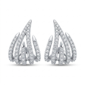 Pareja de pendientes de acero tipo garra esculpida chapados en oro blanco de 18k, con diseño de cinco bandas puntiagudas decrecientes decoradas con pavé de circonitas brillantes, hechos en España.