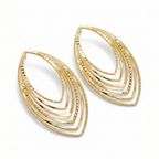 Pendientes de mujer tipo gota con niveles concéntricos y textura diamantada en acero bañado en oro de 18K, fabricados en España.