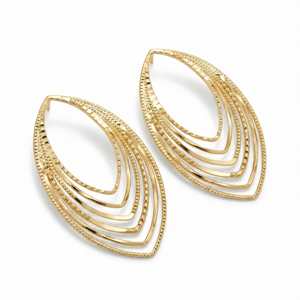 Pendientes de mujer tipo gota con niveles concéntricos y textura diamantada en acero bañado en oro de 18K, fabricados en España.