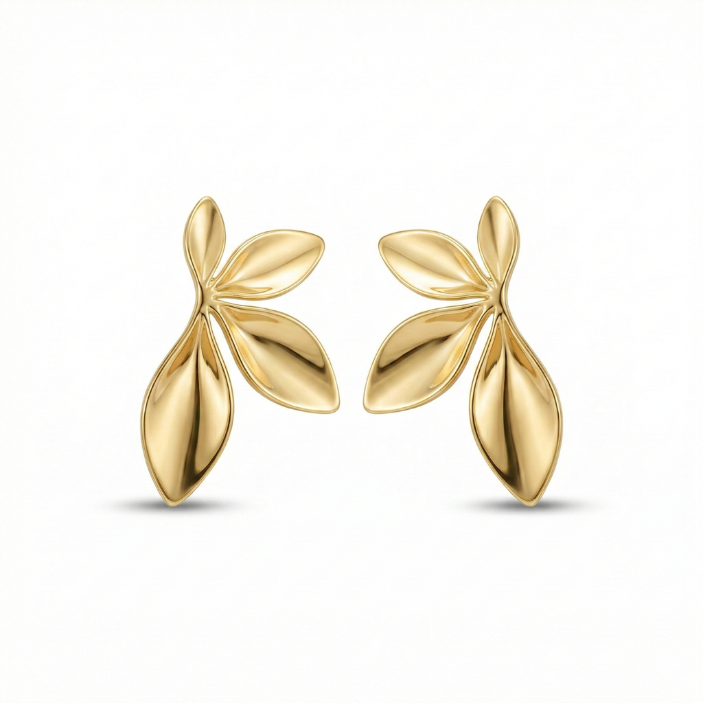 Pendientes para mujer con diseño de tres hojas en acero bañado en oro de 18K, joyería minimalista inspirada en la naturaleza, hechos en España.