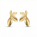 Pendientes para mujer con diseño de tres hojas en acero bañado en oro de 18K, joyería minimalista inspirada en la naturaleza, hechos en España.