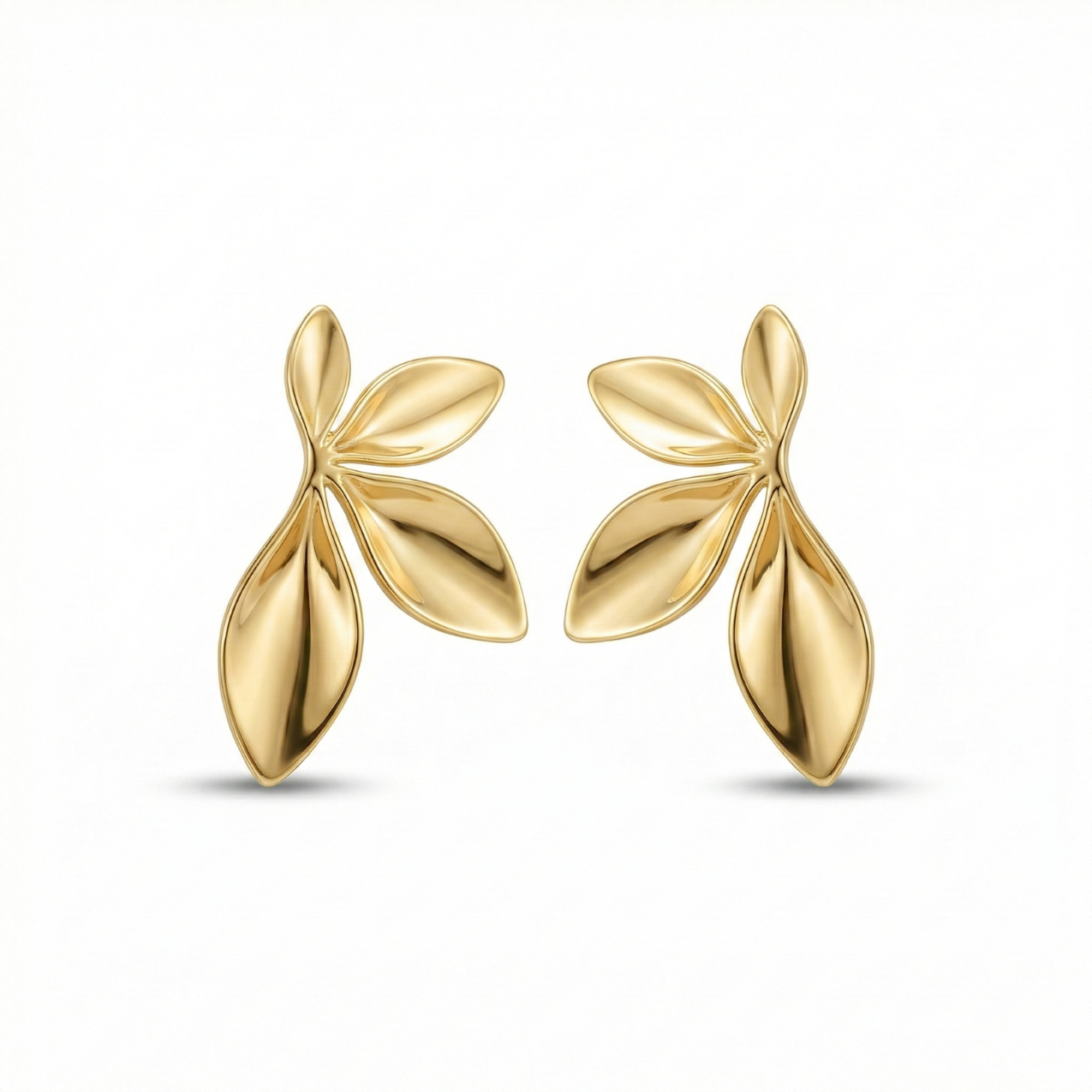 Pendientes para mujer con diseño de tres hojas en acero bañado en oro de 18K, joyería minimalista inspirada en la naturaleza, hechos en España.