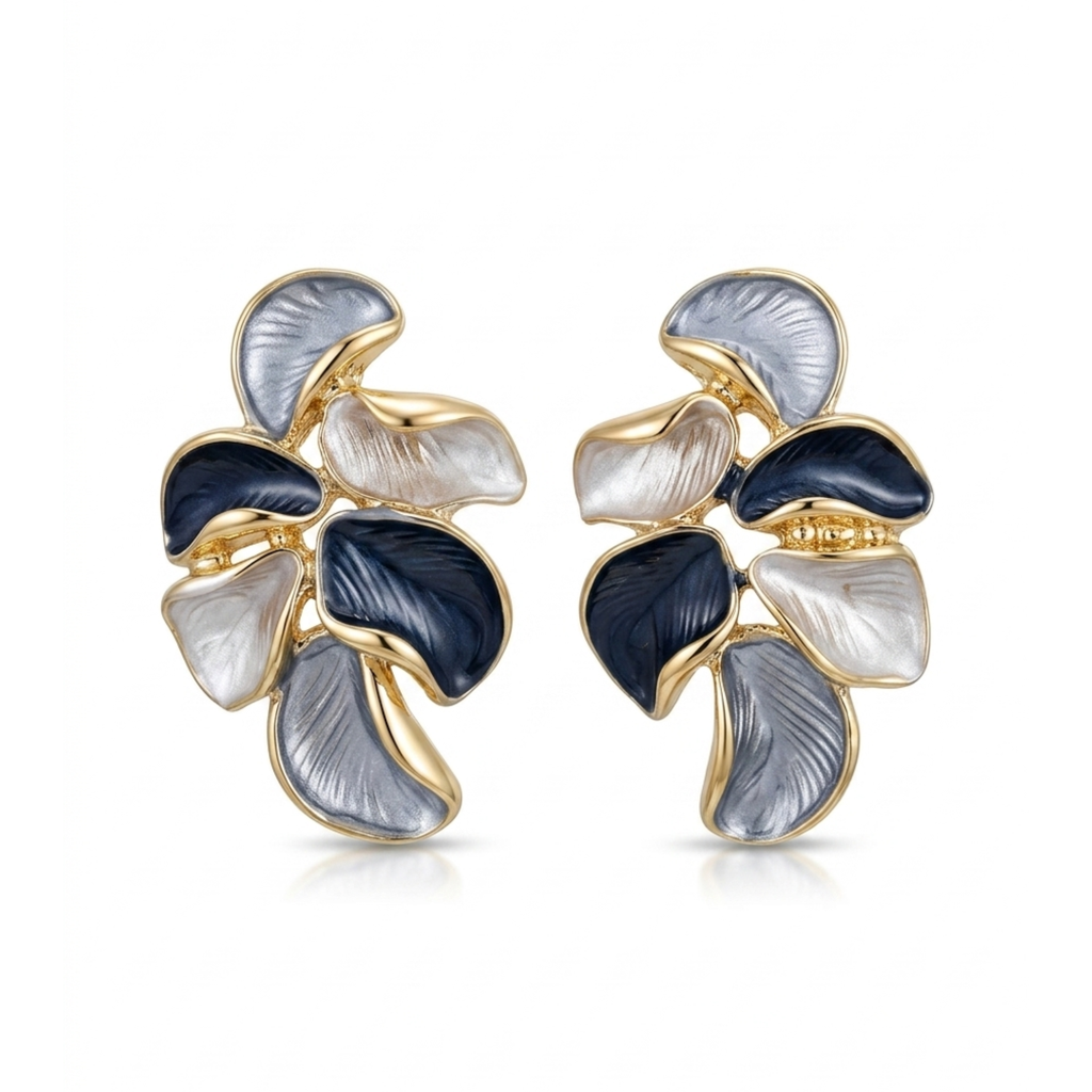 Pendientes de diseño botánico en forma de hojas entrelazadas con baño de oro de 18K y acrílico texturizado en tonos azul, gris y blanco nácar, hechos en España.
