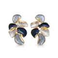 Pendientes de diseño botánico en forma de hojas entrelazadas con baño de oro de 18K y acrílico texturizado en tonos azul, gris y blanco nácar, hechos en España.