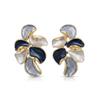 Pendientes de diseño botánico en forma de hojas entrelazadas con baño de oro de 18K y acrílico texturizado en tonos azul, gris y blanco nácar, hechos en España.