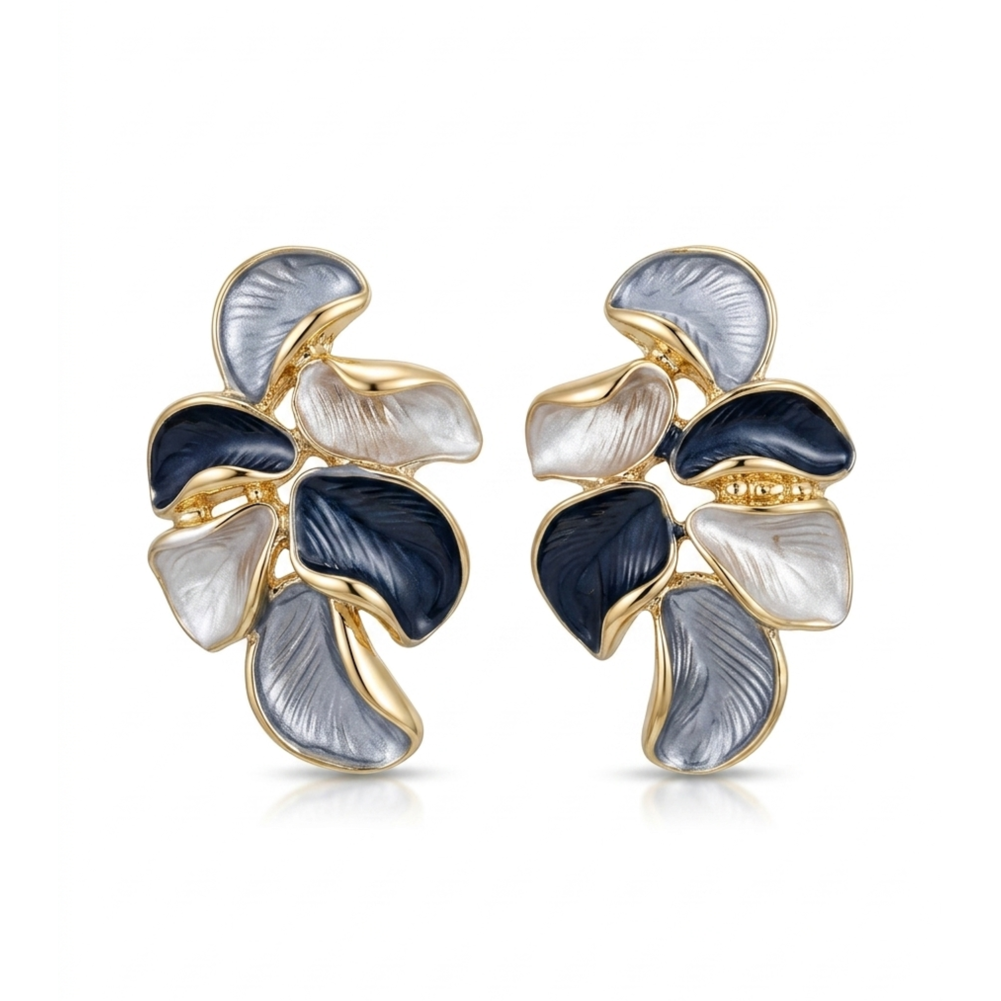 Pendientes de diseño botánico en forma de hojas entrelazadas con baño de oro de 18K y acrílico texturizado en tonos azul, gris y blanco nácar, hechos en España.