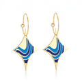Pendientes de lujo para mujer tipo aro con colgante en forma de rombo. Diseño geométrico con ondas de esmalte en tonos azules. Joyería exclusiva fabricada en 100% acero inoxidable con baño de oro 18K. Hecho en Italia.