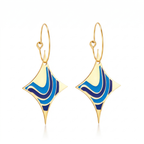 Pendientes de lujo para mujer tipo aro con colgante en forma de rombo. Diseño geométrico con ondas de esmalte en tonos azules. Joyería exclusiva fabricada en 100% acero inoxidable con baño de oro 18K. Hecho en Italia.