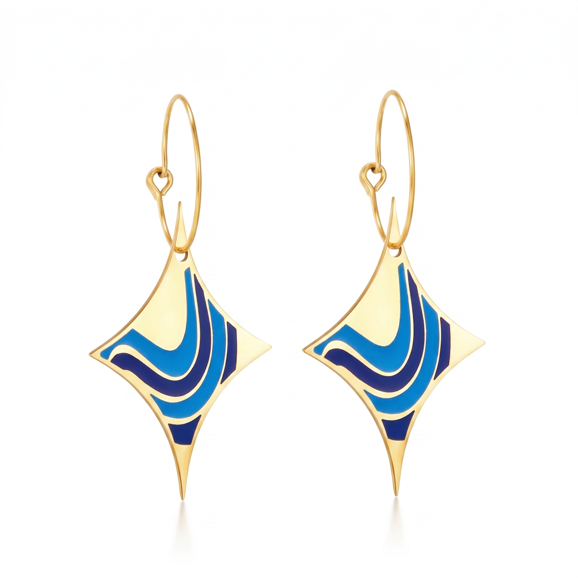 Pendientes de lujo para mujer tipo aro con colgante en forma de rombo. Diseño geométrico con ondas de esmalte en tonos azules. Joyería exclusiva fabricada en 100% acero inoxidable con baño de oro 18K. Hecho en Italia.