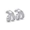 Pendientes de medio aro triangulares de acero chapados en oro blanco de 18k, con diseño de doble banda uniendo un carril liso pulido y un arco con pavé de circonitas brillantes, hechos en España.