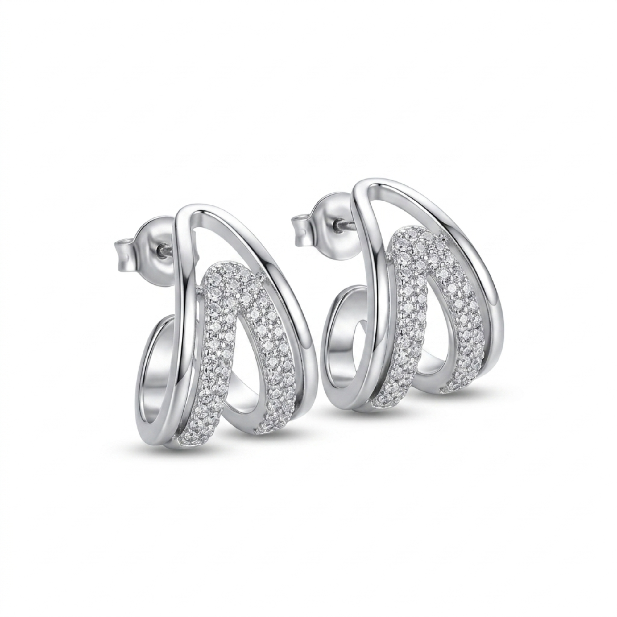 Pendientes de medio aro triangulares de acero chapados en oro blanco de 18k, con diseño de doble banda uniendo un carril liso pulido y un arco con pavé de circonitas brillantes, hechos en España.
