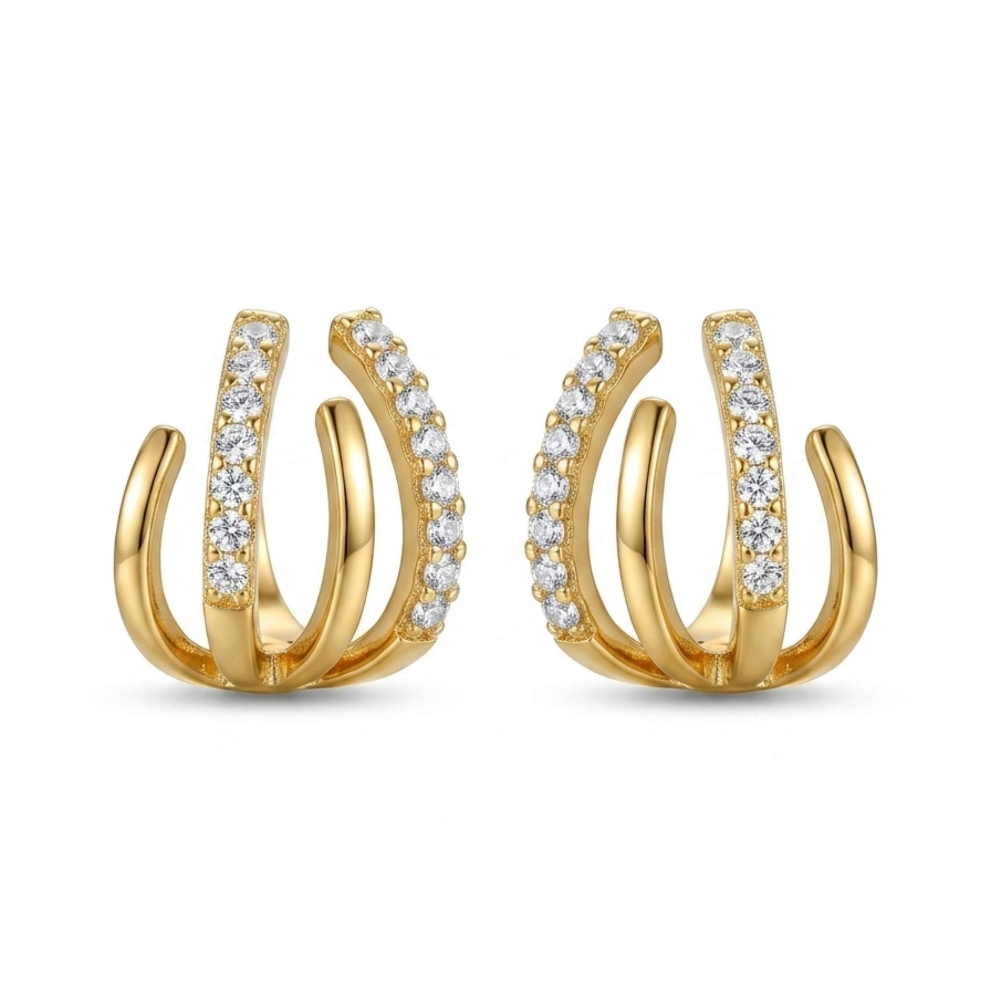Pendientes de estilo multiaro o cuff con cuatro bandas en acero bañado en oro de 18K y circonitas pavé, fabricados en España.