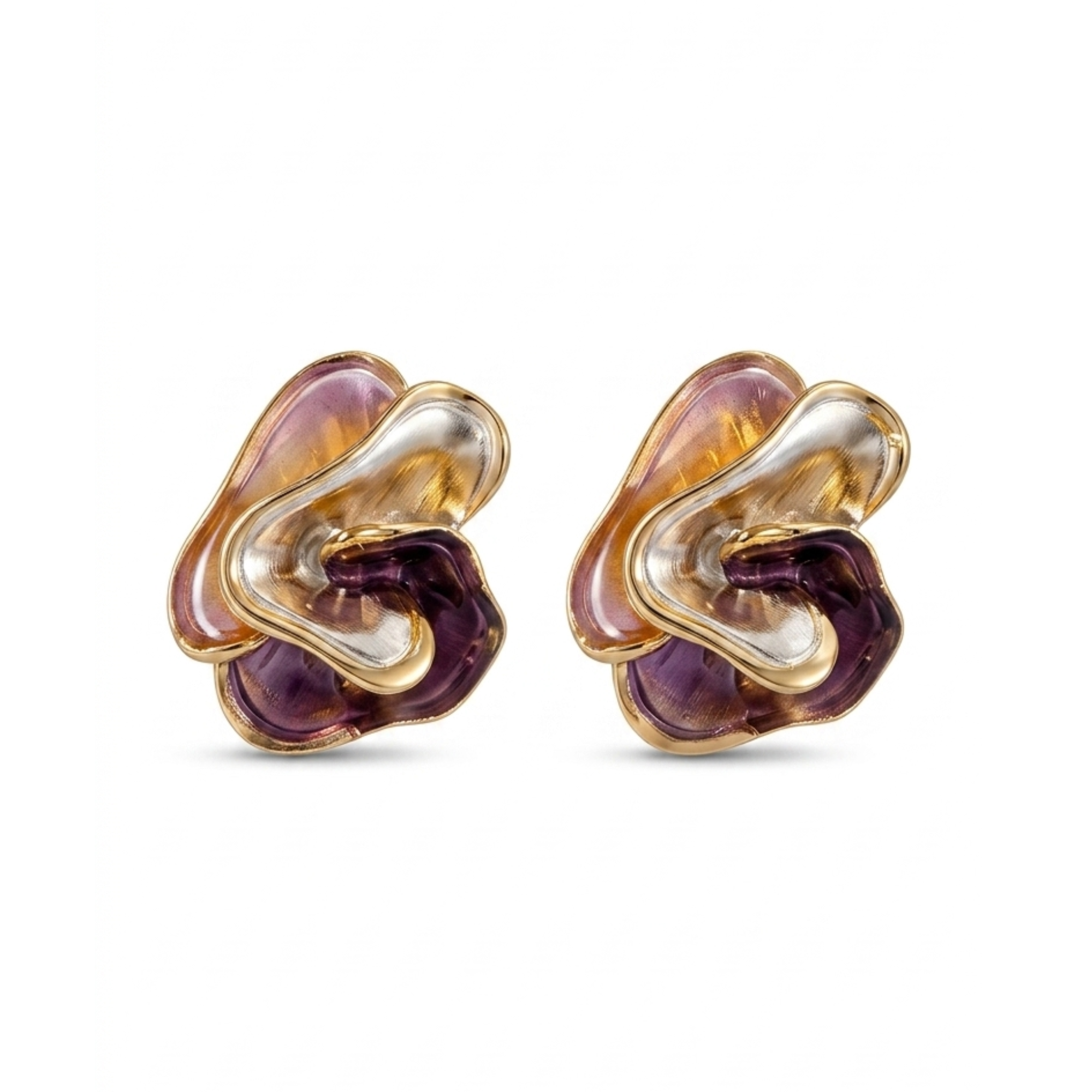 Pendientes de diseño orgánico ondulado con baño de oro de 18K y detalles de acrílico violeta y plata, hechos en España.