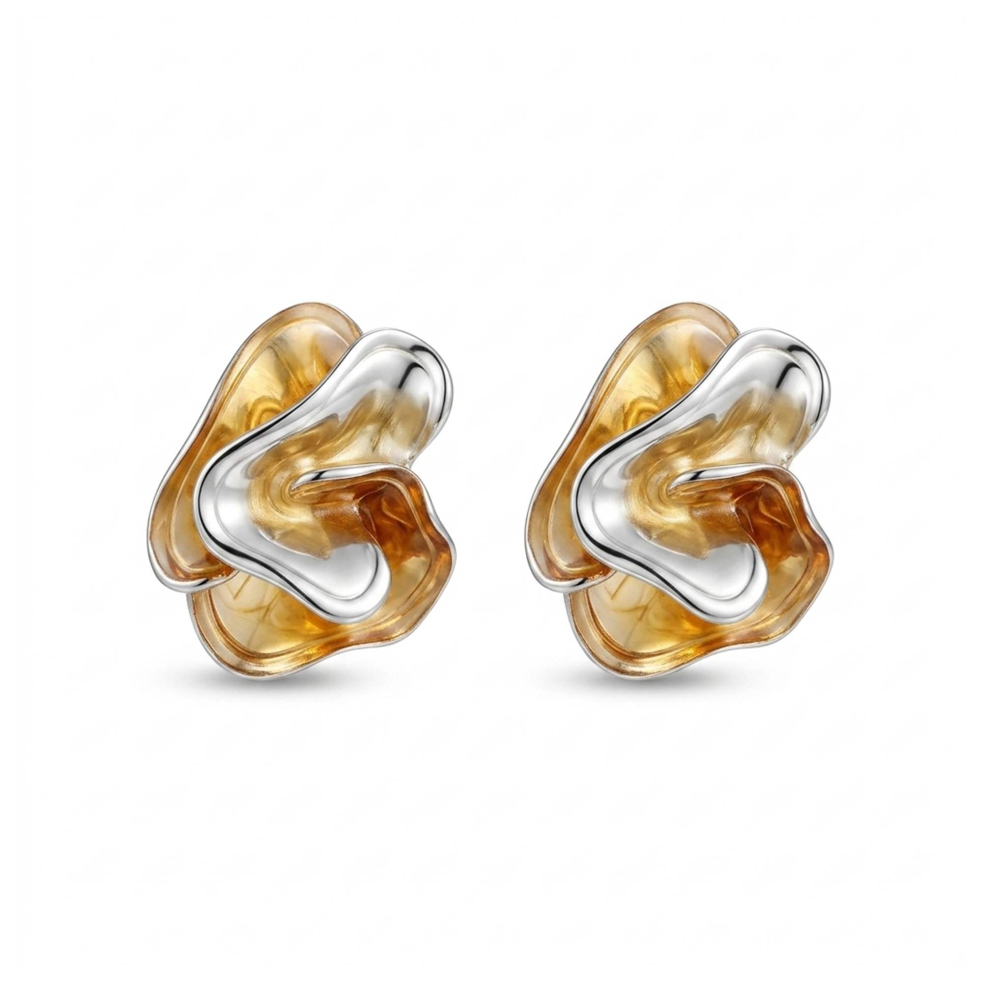 Pendientes de diseño orgánico fluido con baño de oro de 18K y detalles acrílicos plateados y dorados, fabricados en España.
