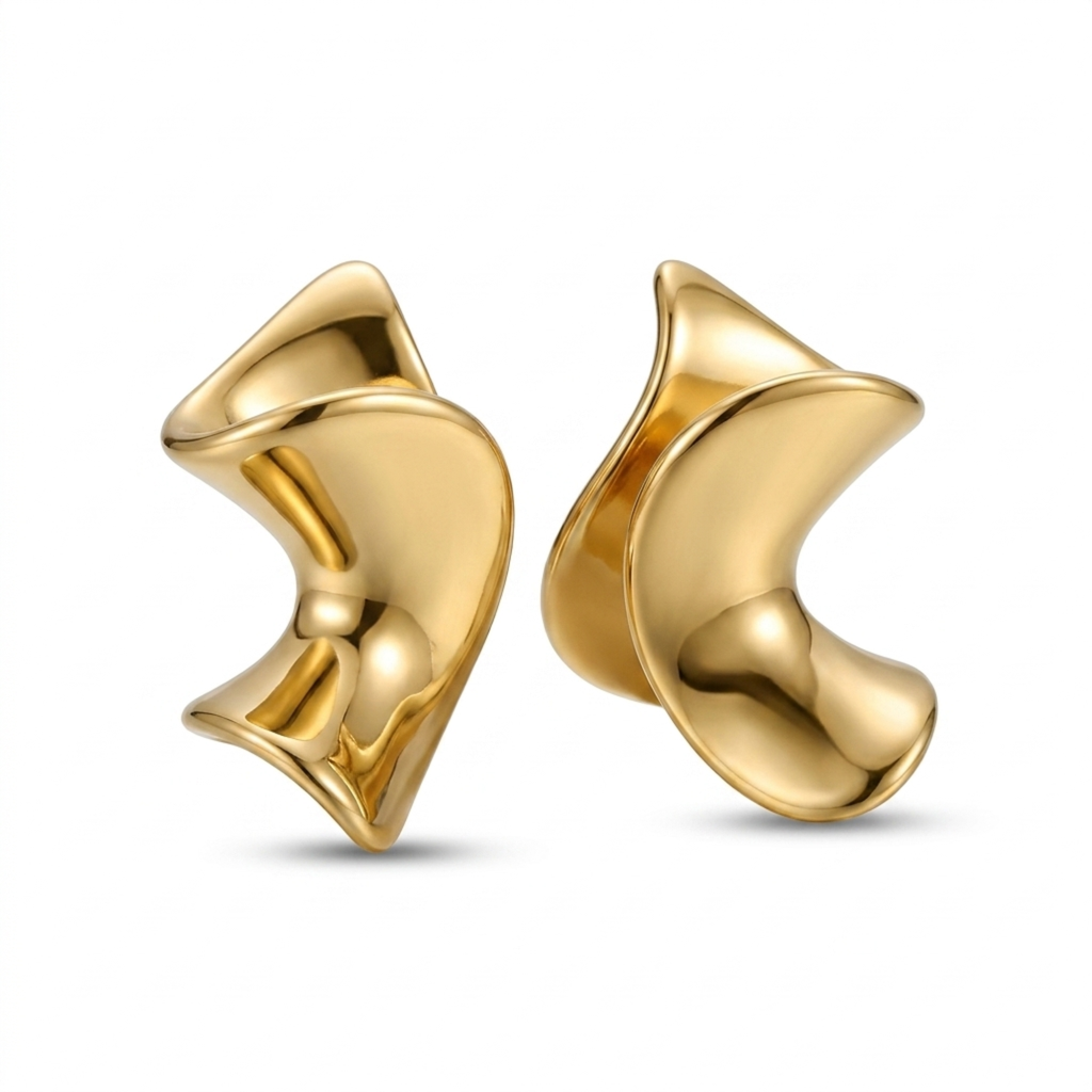 Pendientes de diseño escultural orgánico y formas onduladas en acero bañado en oro de 18K, fabricados en España.