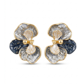Pendientes de diseño botánico en forma de flor de orquídea con baño de oro de 18K y pétalos de acrílico texturizado en tonos azul marino, plata y nácar, hechos en España.