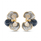 Pendientes de diseño botánico en forma de flor de orquídea con baño de oro de 18K y pétalos de acrílico texturizado en tonos azul marino, plata y nácar, hechos en España.