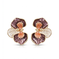 Pendientes de diseño botánico en forma de flor de orquídea con baño de oro de 18K y pétalos acrílicos texturizados en tonos borgoña, rosa y nácar, hechos en España.