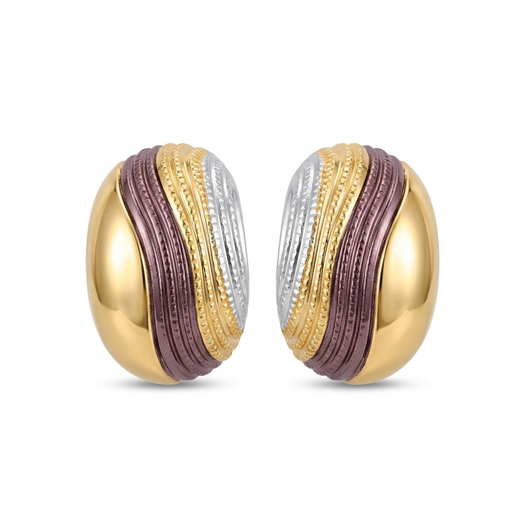 Pendientes ovalados de diseño tridimensional con baño de oro de 18K y bandas acrílicas texturizadas en relieve de tonos borgoña, oro y plata, fabricados en España.