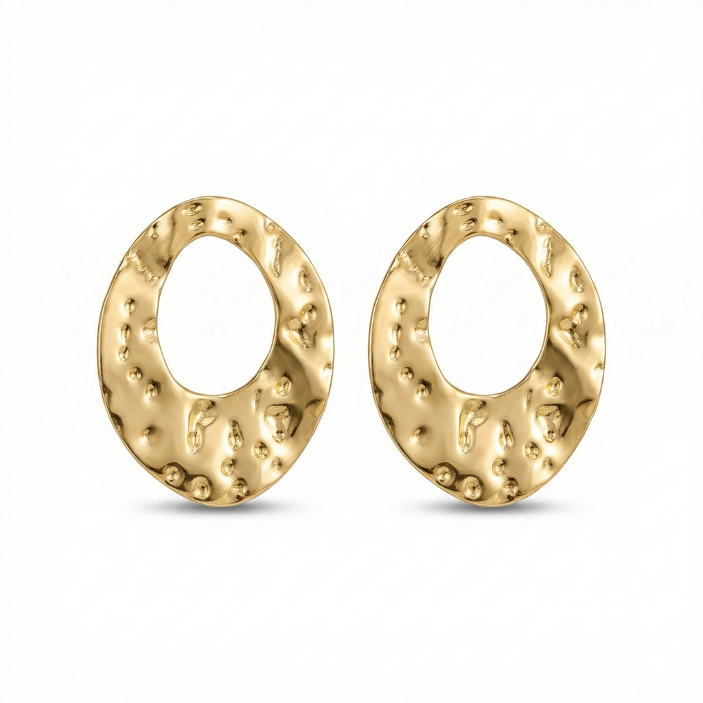 Pendientes de mujer ovalados en acero bañado en oro de 18K con acabado de textura martillada, joyería de diseño hecha en España.
