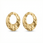 Pendientes de mujer ovalados en acero bañado en oro de 18K con acabado de textura martillada, joyería de diseño hecha en España.