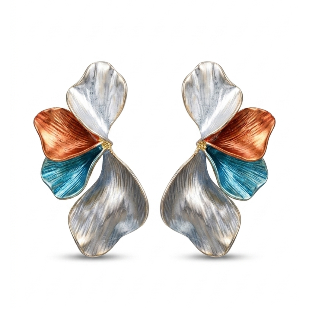 Pendientes de diseño botánico en forma de pétalos con baño de oro de 18K y acrílico texturizado en tonos plata, cobre y azul, fabricados en España.