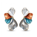 Pendientes de diseño botánico en forma de pétalos con baño de oro de 18K y acrílico texturizado en tonos plata, cobre y azul, fabricados en España.