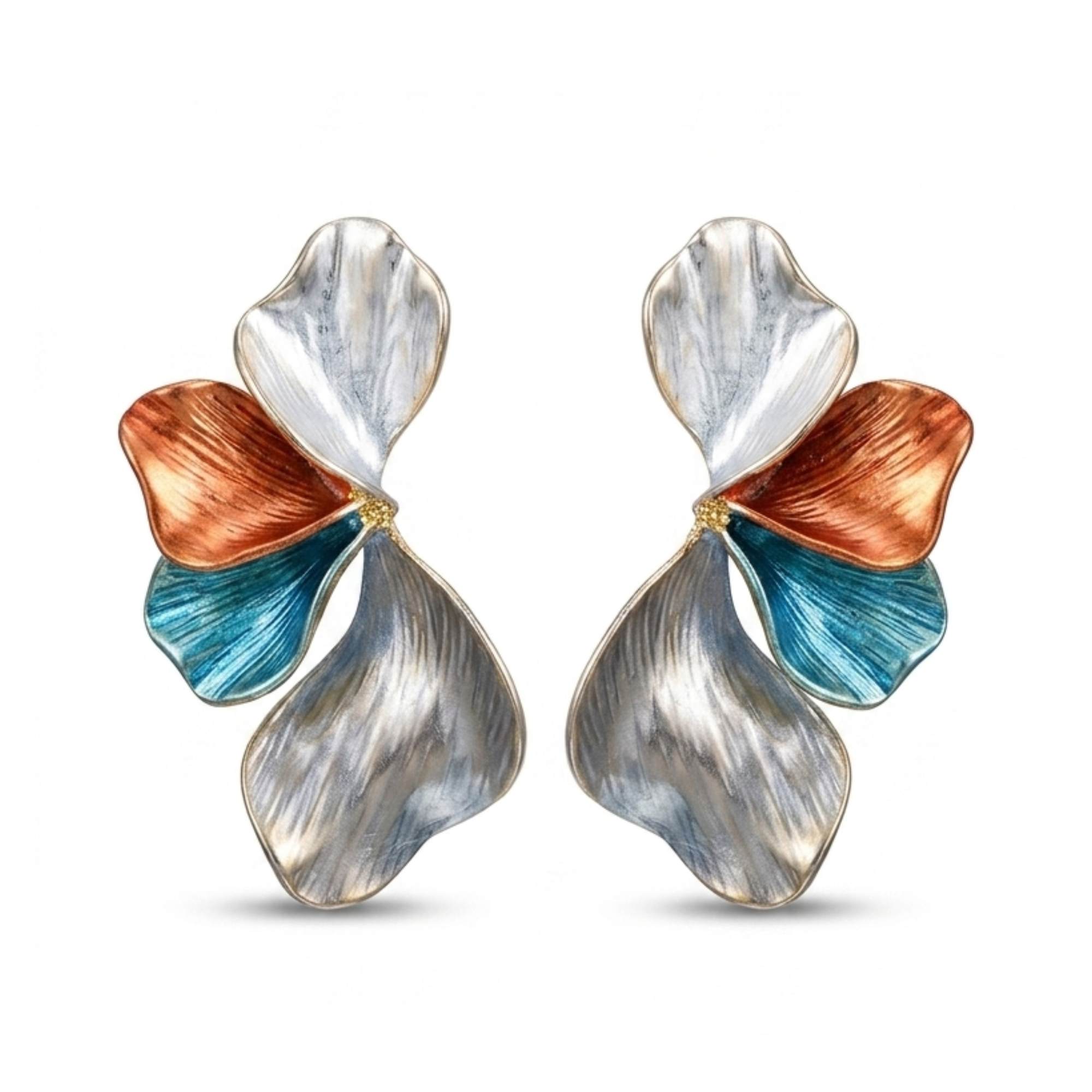 Pendientes de diseño botánico en forma de pétalos con baño de oro de 18K y acrílico texturizado en tonos plata, cobre y azul, fabricados en España.