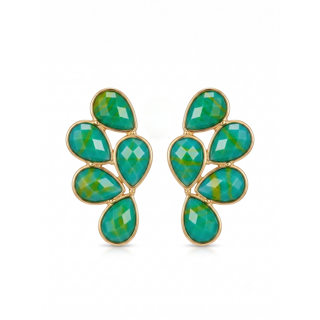 Pendientes de racimo con piedras en forma de lágrima verde esmeralda facetadas de acero inoxidable con baño de oro de 18k PVD hechos en España.